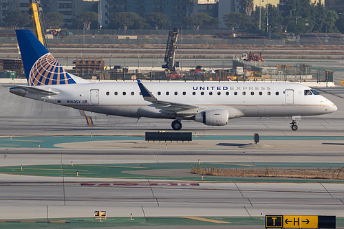 SkyWest Airlines Embraer ERJ-175 N160SY at Los Angeles International Airport (KLAX/LAX)