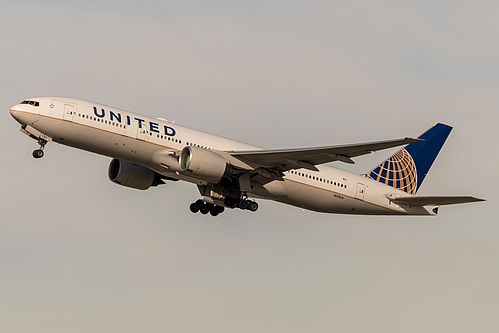 United Airlines Boeing 777-200ER N211UA at Los Angeles International Airport (KLAX/LAX)