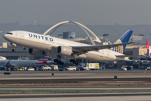 United Airlines Boeing 777-200ER N211UA at Los Angeles International Airport (KLAX/LAX)
