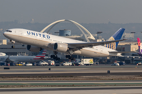United Airlines Boeing 777-200ER N211UA at Los Angeles International Airport (KLAX/LAX) United Airlines Boeing 777-200ER N211UA at Los Angeles International Airport (KLAX/LAX)