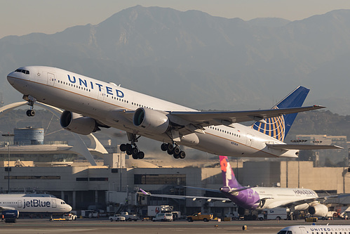 United Airlines Boeing 777-200ER N213UA at Los Angeles International Airport (KLAX/LAX) United Airlines Boeing 777-200ER N213UA at Los Angeles International Airport (KLAX/LAX)