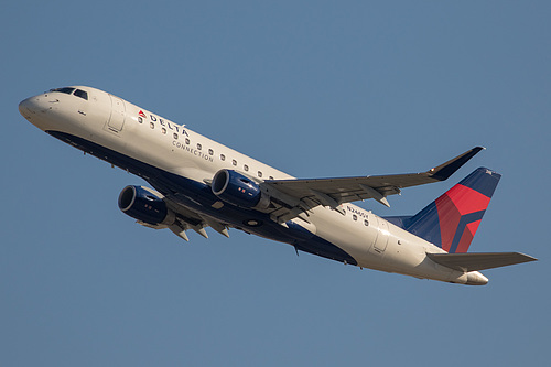 SkyWest Airlines Embraer ERJ-175 N246SY at Los Angeles International Airport (KLAX/LAX)