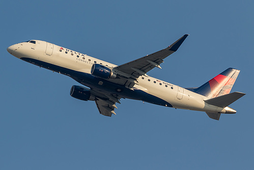 SkyWest Airlines Embraer ERJ-175 N246SY at Los Angeles International Airport (KLAX/LAX)