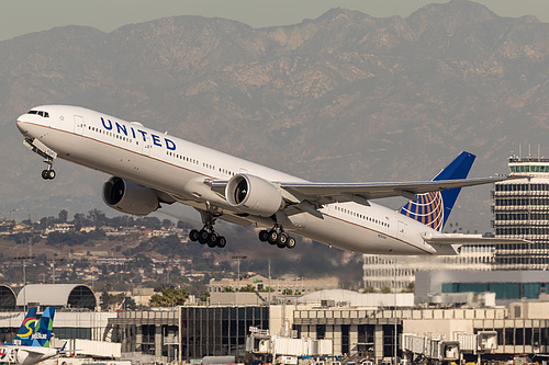 United Airlines Boeing 777-300ER N2534U at Los Angeles International Airport (KLAX/LAX) United Airlines Boeing 777-300ER N2534U at Los Angeles International Airport (KLAX/LAX)
