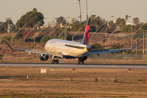 SkyWest Airlines Embraer ERJ-175 N256SY at Los Angeles International Airport (KLAX/LAX)