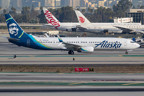 Alaska Airlines Boeing 737-900ER N260AK at Los Angeles International Airport (KLAX/LAX)