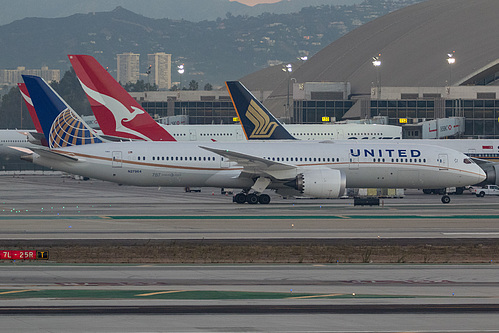 United Airlines Boeing 787-9 N27964 at Los Angeles International Airport (KLAX/LAX)