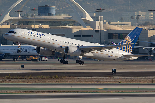 United Airlines Boeing 757-200 N34137 at Los Angeles International Airport (KLAX/LAX)