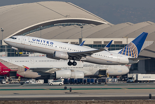 United Airlines Boeing 737-800 N37277 at Los Angeles International Airport (KLAX/LAX)