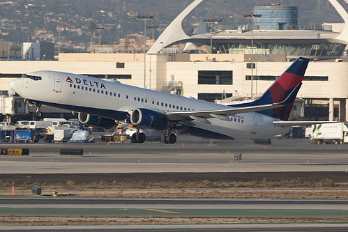 Delta Air Lines Boeing 737-800 N393DA at Los Angeles International Airport (KLAX/LAX)