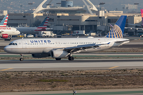 United Airlines Airbus A320-200 N453UA at Los Angeles International Airport (KLAX/LAX)