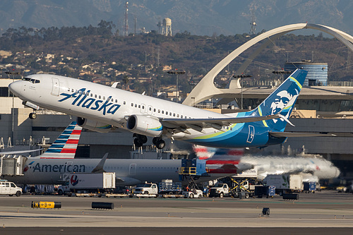 Alaska Airlines Boeing 737-800 N586AS at Los Angeles International Airport (KLAX/LAX)