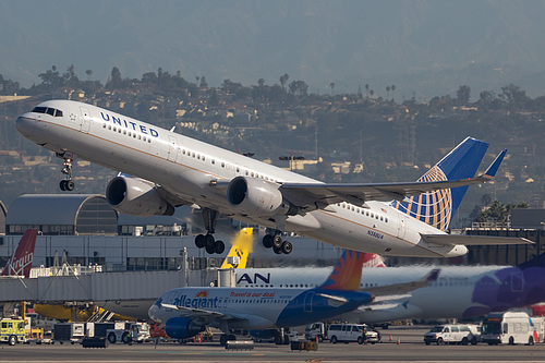 United Airlines Boeing 757-200 N588UA at Los Angeles International Airport (KLAX/LAX)