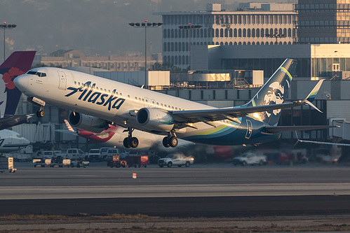 Alaska Airlines Boeing 737-800 N589AS at Los Angeles International Airport (KLAX/LAX)