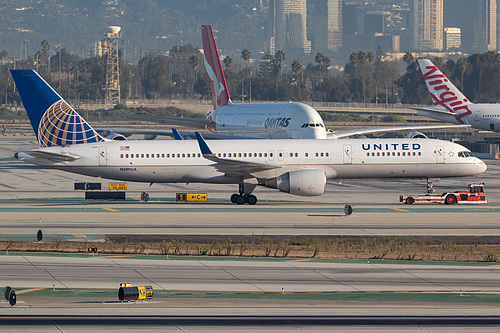 United Airlines Boeing 757-200 N589UA at Los Angeles International Airport (KLAX/LAX)