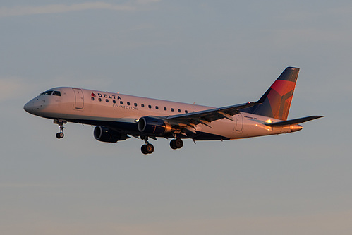 Compass Airlines Embraer ERJ-175 N612CZ at Los Angeles International Airport (KLAX/LAX)