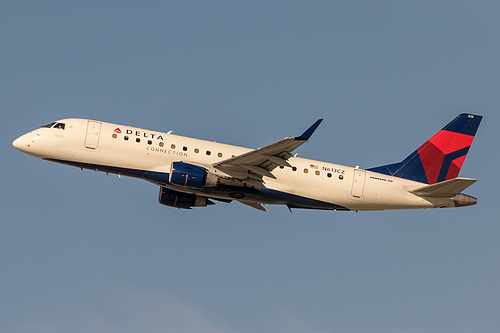 Compass Airlines Embraer ERJ-175 N613CZ at Los Angeles International Airport (KLAX/LAX)