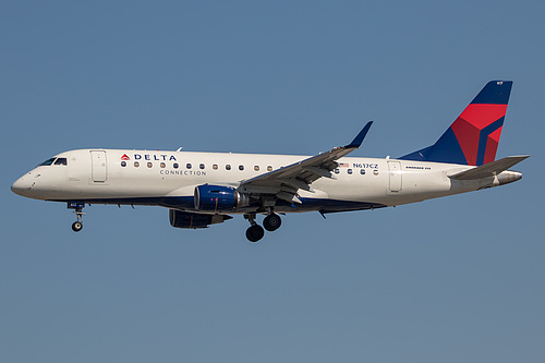 Compass Airlines Embraer ERJ-175 N617CZ at Los Angeles International Airport (KLAX/LAX)