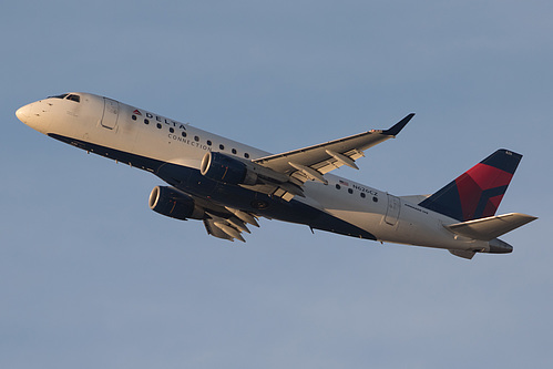 Compass Airlines Embraer ERJ-175 N626CZ at Los Angeles International Airport (KLAX/LAX)