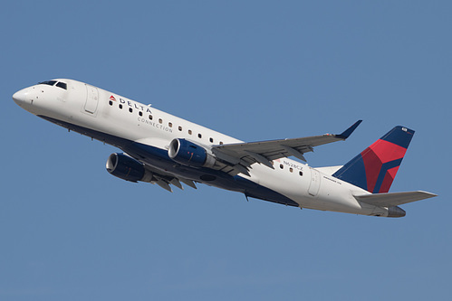 Compass Airlines Embraer ERJ-175 N628CZ at Los Angeles International Airport (KLAX/LAX)