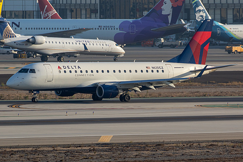 Compass Airlines Embraer ERJ-175 N630CZ at Los Angeles International Airport (KLAX/LAX)