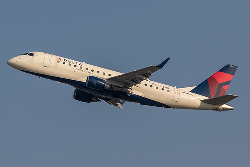 Compass Airlines Embraer ERJ-175 N635CZ at Los Angeles International Airport (KLAX/LAX)