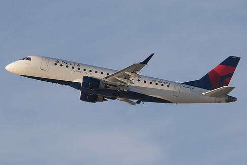 Compass Airlines Embraer ERJ-175 N638CZ at Los Angeles International Airport (KLAX/LAX)