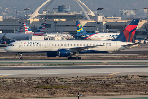 Delta Air Lines Boeing 757-200 N681DA at Los Angeles International Airport (KLAX/LAX)