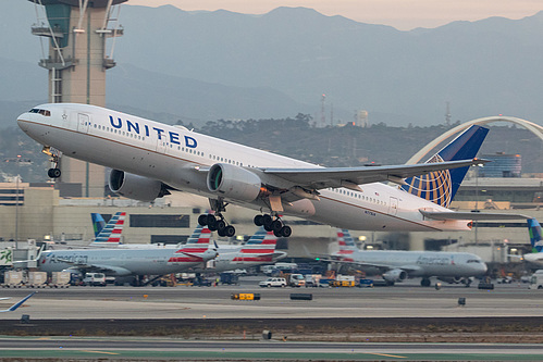 United Airlines Boeing 777-200 N771UA at Los Angeles International Airport (KLAX/LAX) United Airlines Boeing 777-200 N771UA at Los Angeles International Airport (KLAX/LAX)