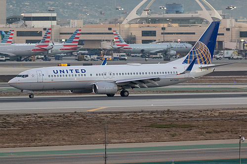 United Airlines Boeing 737-800 N77525 at Los Angeles International Airport (KLAX/LAX)