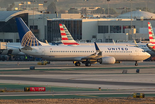 United Airlines Boeing 737-800 N87512 at Los Angeles International Airport (KLAX/LAX)