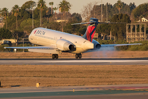 Delta Air Lines Boeing 717-200 N996AT at Los Angeles International Airport (KLAX/LAX) Delta Air Lines Boeing 717-200 N996AT at Los Angeles International Airport (KLAX/LAX)