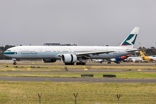 Cathay Pacific Boeing 777-300ER B-KQF at Sydney Kingsford Smith International Airport (YSSY/SYD) Cathay Pacific Boeing 777-300ER B-KQF at Sydney Kingsford Smith International Airport (YSSY/SYD)