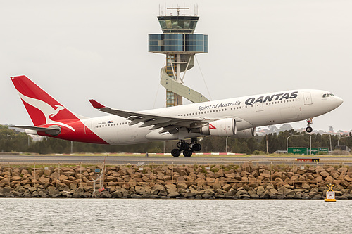 Qantas Airbus A330-200 VH-EBC at Sydney Kingsford Smith International Airport (YSSY/SYD)