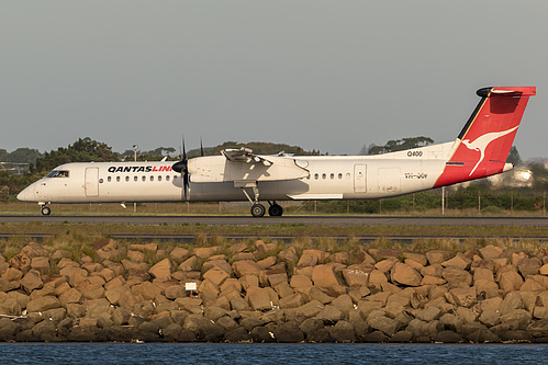 QantasLink DHC Dash-8-400 VH-QOF at Sydney Kingsford Smith International Airport (YSSY/SYD)