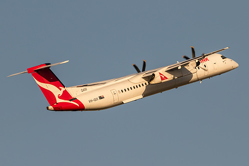 QantasLink DHC Dash-8-400 VH-QOI at Sydney Kingsford Smith International Airport (YSSY/SYD)