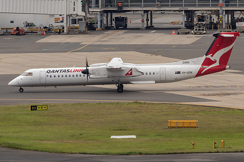 QantasLink DHC Dash-8-400 VH-QON at Sydney Kingsford Smith International Airport (YSSY/SYD)