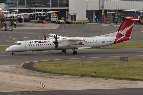 Qantas DHC Dash-8-400 VH-QOU at Sydney Kingsford Smith International Airport (YSSY/SYD)