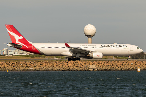 Qantas Airbus A330-300 VH-QPH at Sydney Kingsford Smith International Airport (YSSY/SYD)