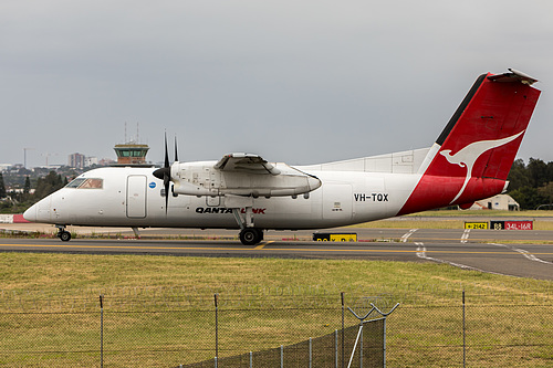 QantasLink DHC Dash-8-300 VH-TQX at Sydney Kingsford Smith International Airport (YSSY/SYD)