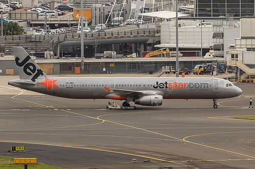 Jetstar Airways Airbus A321-200 VH-VWZ at Sydney Kingsford Smith International Airport (YSSY/SYD) Jetstar Airways Airbus A321-200 VH-VWZ at Sydney Kingsford Smith International Airport (YSSY/SYD)