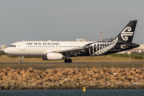 Air New Zealand Airbus A320-200 ZK-OJC at Sydney Kingsford Smith International Airport (YSSY/SYD) Air New Zealand Airbus A320-200 ZK-OJC at Sydney Kingsford Smith International Airport (YSSY/SYD)