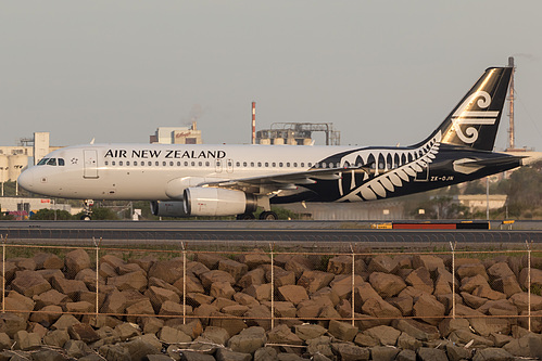 Air New Zealand Airbus A320-200 ZK-OJN at Sydney Kingsford Smith International Airport (YSSY/SYD) Air New Zealand Airbus A320-200 ZK-OJN at Sydney Kingsford Smith International Airport (YSSY/SYD)