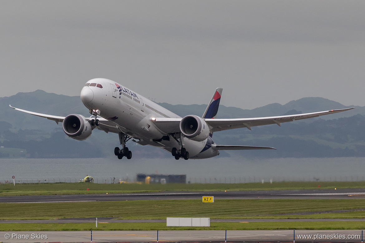 LATAM Chile Boeing 787-9 CC-BGL at Auckland International Airport (NZAA/AKL)