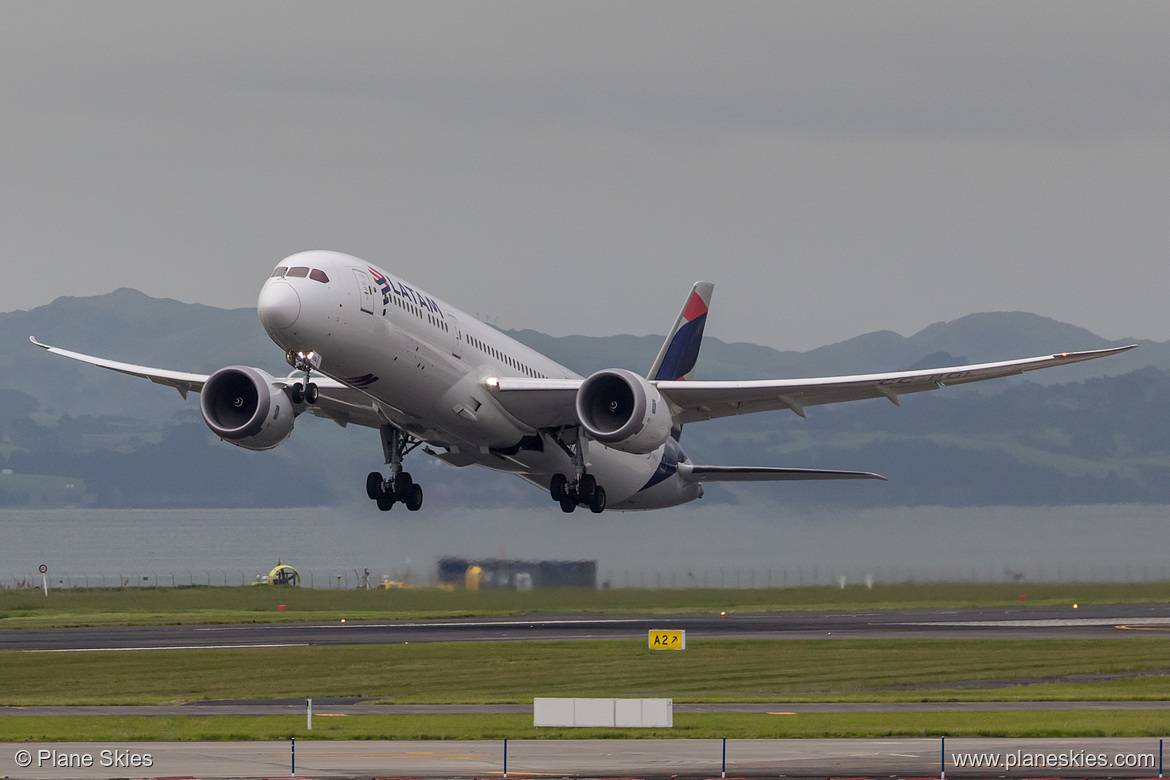 LATAM Chile Boeing 787-9 CC-BGL at Auckland International Airport (NZAA/AKL) LATAM Chile Boeing 787-9 CC-BGL at Auckland International Airport (NZAA/AKL)