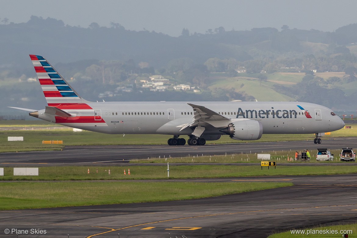 American Airlines Boeing 787-9 N824AN at Auckland International Airport (NZAA/AKL) American Airlines Boeing 787-9 N824AN at Auckland International Airport (NZAA/AKL)