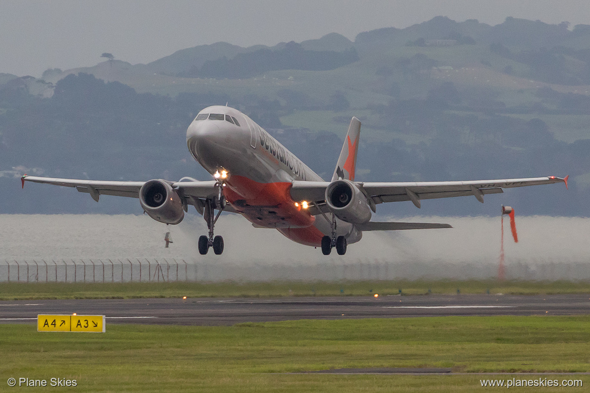 Jetstar Airways Airbus A320-200 VH-VFF at Auckland International Airport (NZAA/AKL) Jetstar Airways Airbus A320-200 VH-VFF at Auckland International Airport (NZAA/AKL)