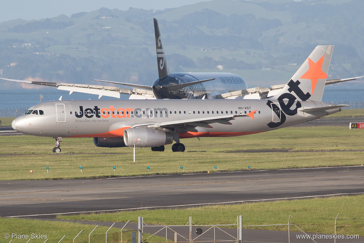 Jetstar Airways Airbus A320-200 VH-VGT at Auckland International Airport (NZAA/AKL) Jetstar Airways Airbus A320-200 VH-VGT at Auckland International Airport (NZAA/AKL)