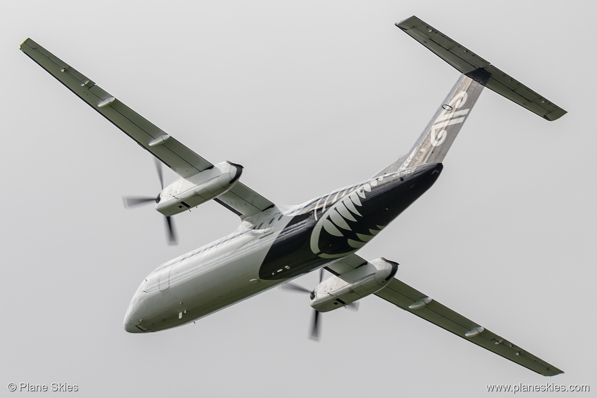 Air Nelson DHC Dash-8-300 ZK-NEU at Auckland International Airport (NZAA/AKL)