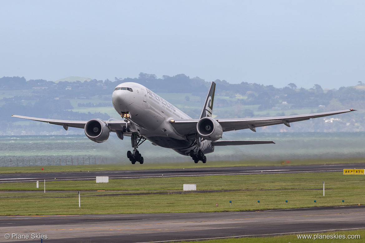 Air New Zealand Boeing 777-200ER ZK-OKA at Auckland International Airport (NZAA/AKL)